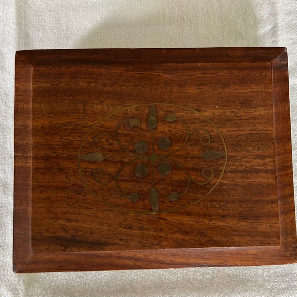 BEAUTIFUL OPENING WOODEN BOX WITH INLAY - Picture 1 of 7